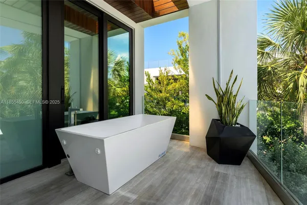 $14,800,000 | 528 Lakeview Court, Miami Beach, FL 33140