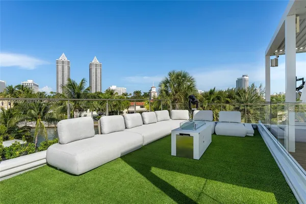 $14,800,000 | 528 Lakeview Court, Miami Beach, FL 33140