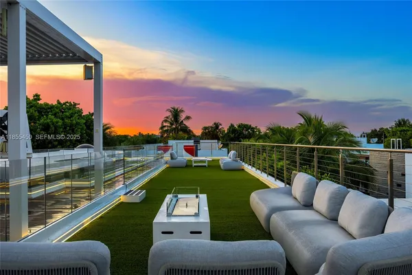 $14,800,000 | 528 Lakeview Court, Miami Beach, FL 33140