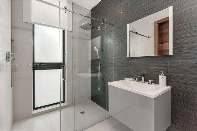 $14,800,000 | 528 Lakeview Court, Miami Beach, FL 33140