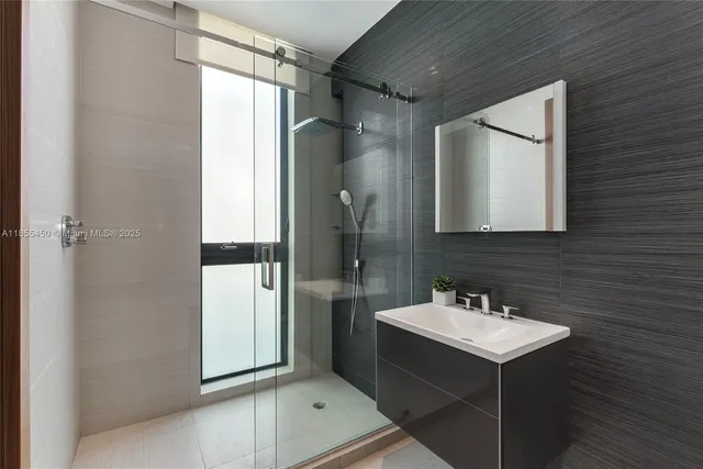 $14,800,000 | 528 Lakeview Court, Miami Beach, FL 33140