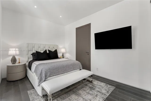 $14,800,000 | 528 Lakeview Court, Miami Beach, FL 33140