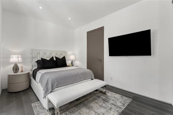 $14,800,000 | 528 Lakeview Court, Miami Beach, FL 33140