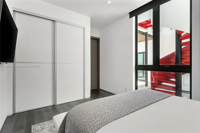 $14,800,000 | 528 Lakeview Court, Miami Beach, FL 33140