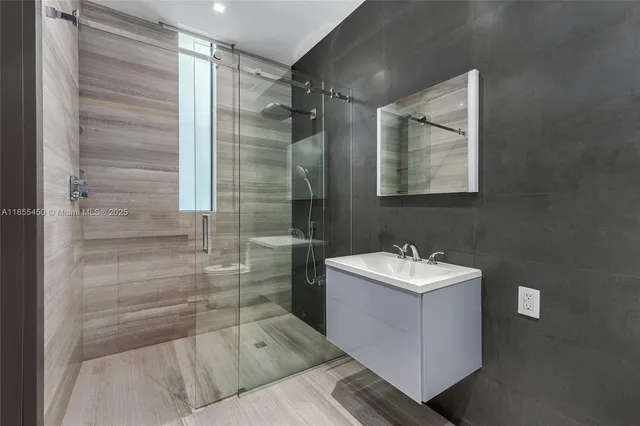 $14,800,000 | 528 Lakeview Court, Miami Beach, FL 33140