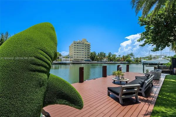$14,800,000 | 528 Lakeview Court, Miami Beach, FL 33140