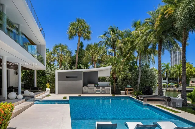 $14,800,000 | 528 Lakeview Court, Miami Beach, FL 33140