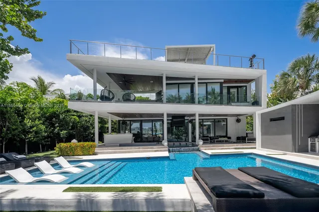 $14,800,000 | 528 Lakeview Court, Miami Beach, FL 33140