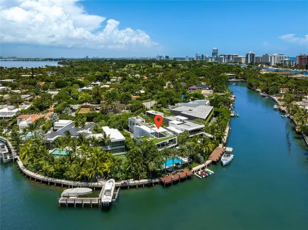 $14,800,000 | 528 Lakeview Court, Miami Beach, FL 33140