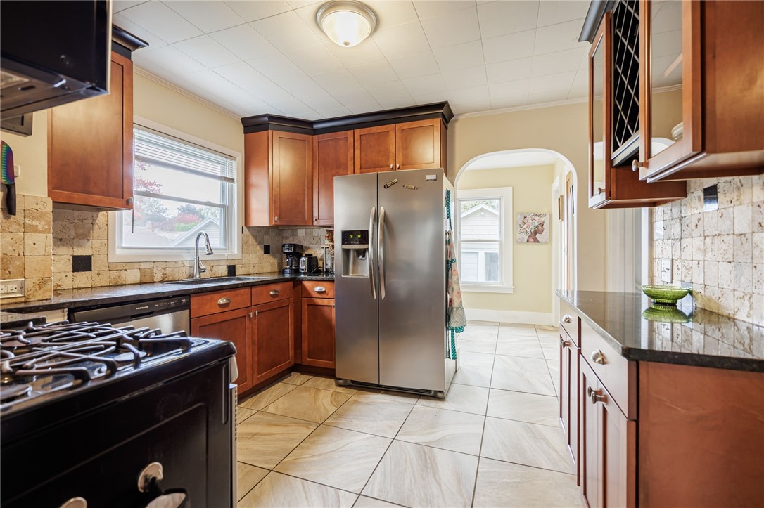 654 Laurelton Road Irondequoit, NY 14609 - Photo 15 of 41