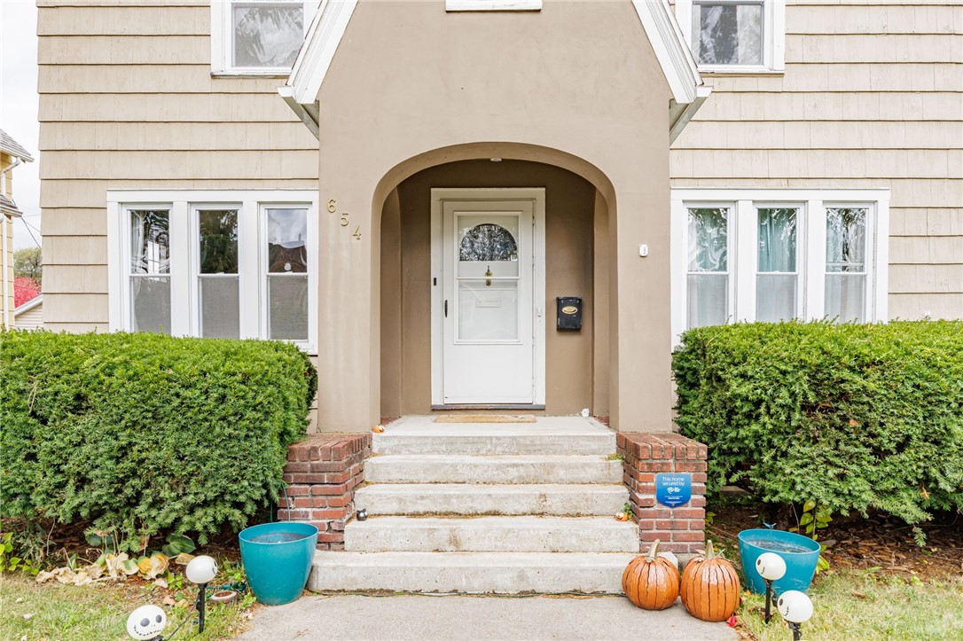 654 Laurelton Road Irondequoit, NY 14609 - Photo 2 of 41