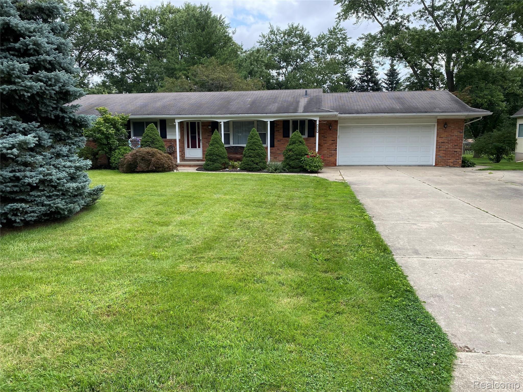 2711 Walbridge Drive Rochester, MI 48307 - Photo 1 of 53 1B2E1280-70EE-47B5-A115-811DD12548C1.jpeg