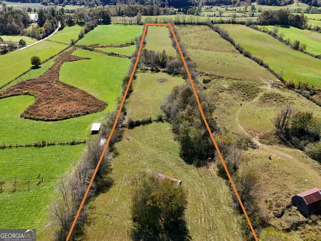a view of a yard in front of the house