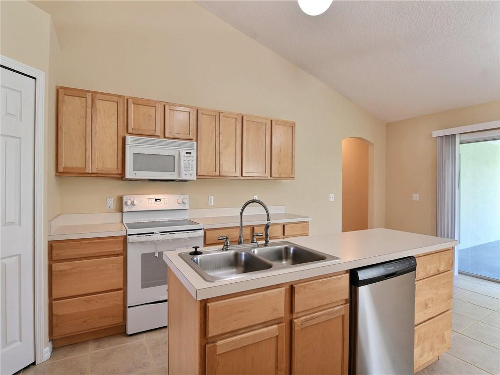 5907 Ridge Lake Circle Vero Beach, FL 32967 - Photo 11 of 36
