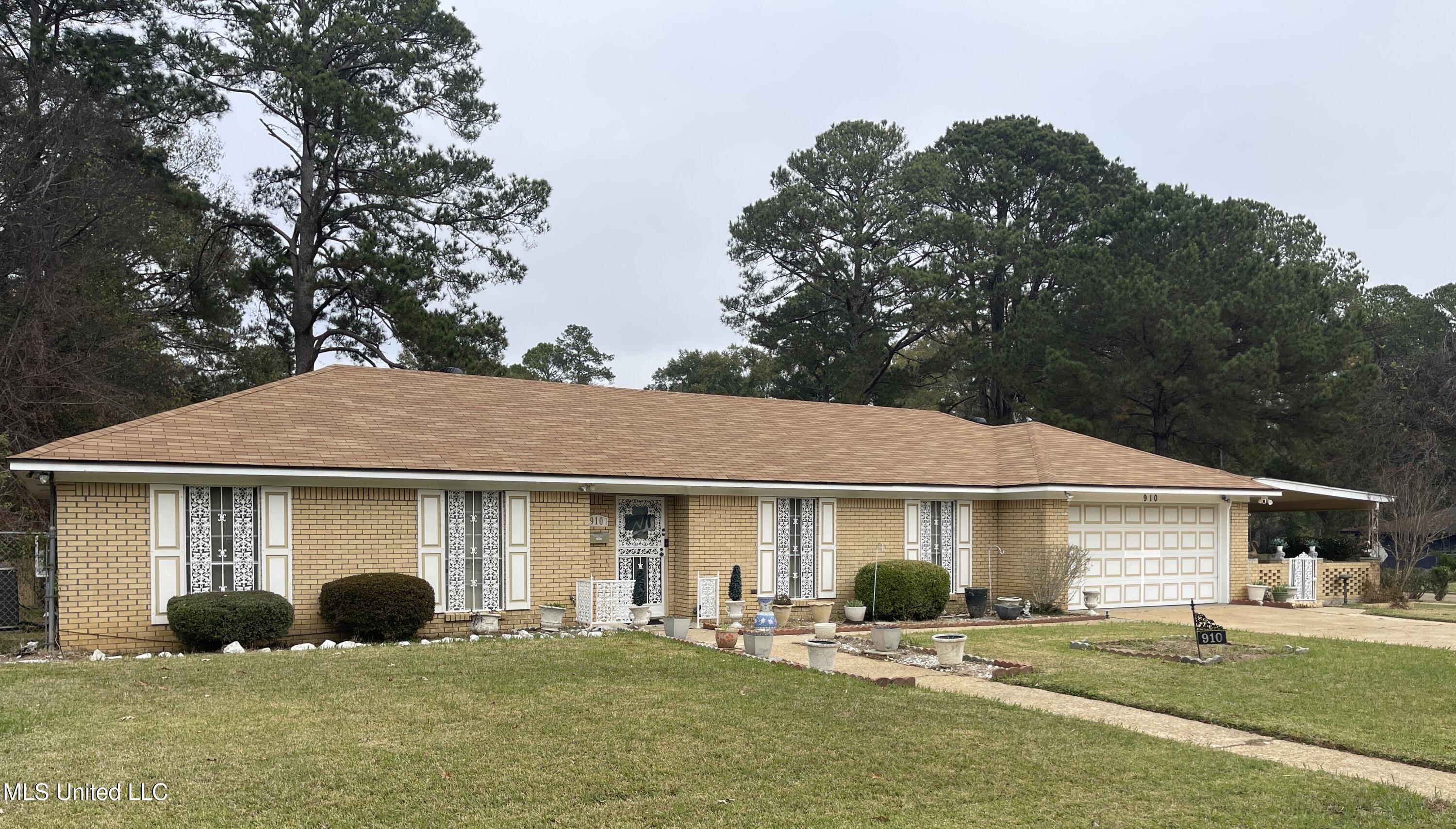 910 Watkins Place Jackson, MS 39206 - Photo 1 of 39 IMG_1803