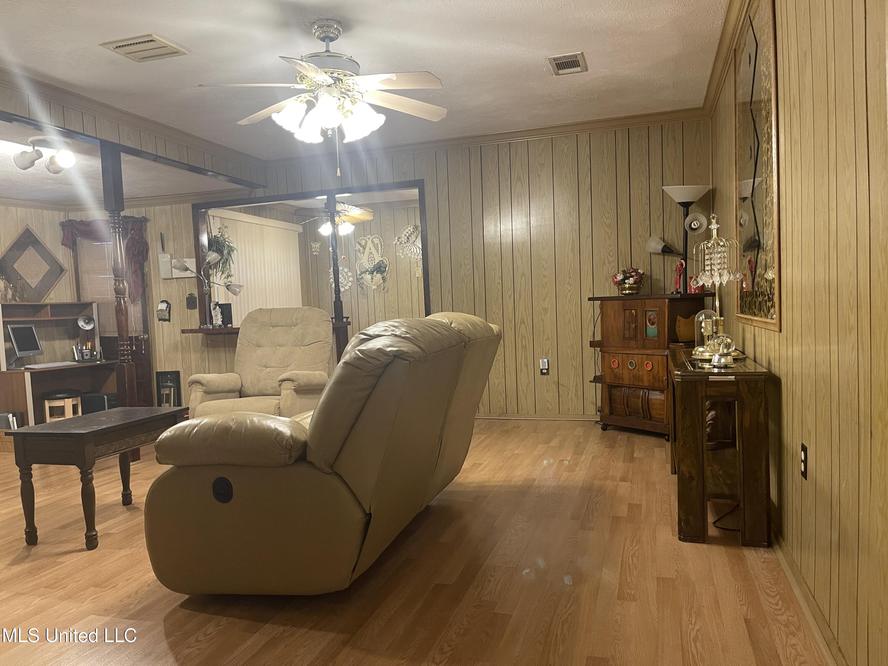 910 Watkins Place Jackson, MS 39206 - Photo 11 of 39 IMG_1670