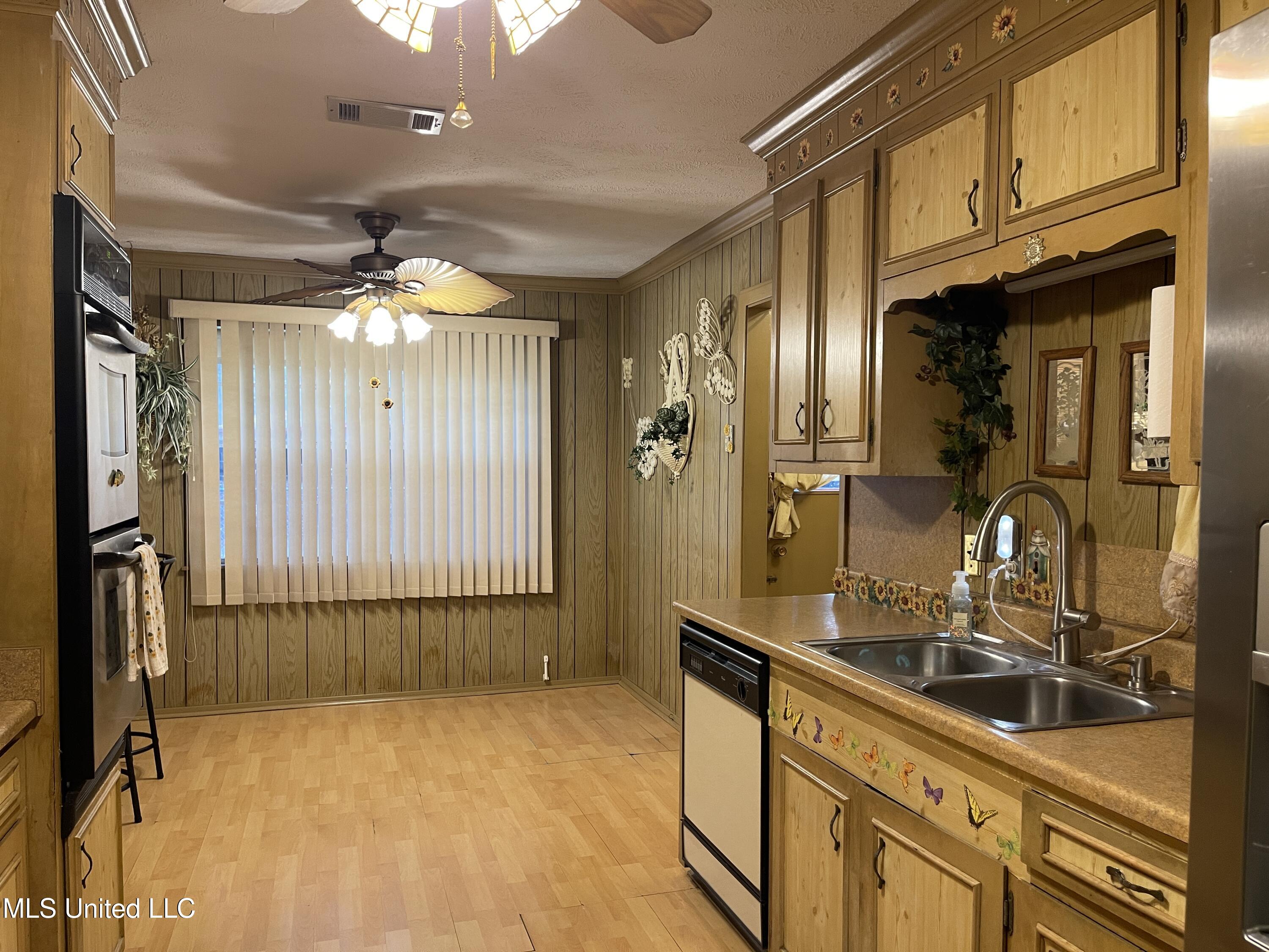 910 Watkins Place Jackson, MS 39206 - Photo 8 of 39 IMG_1651