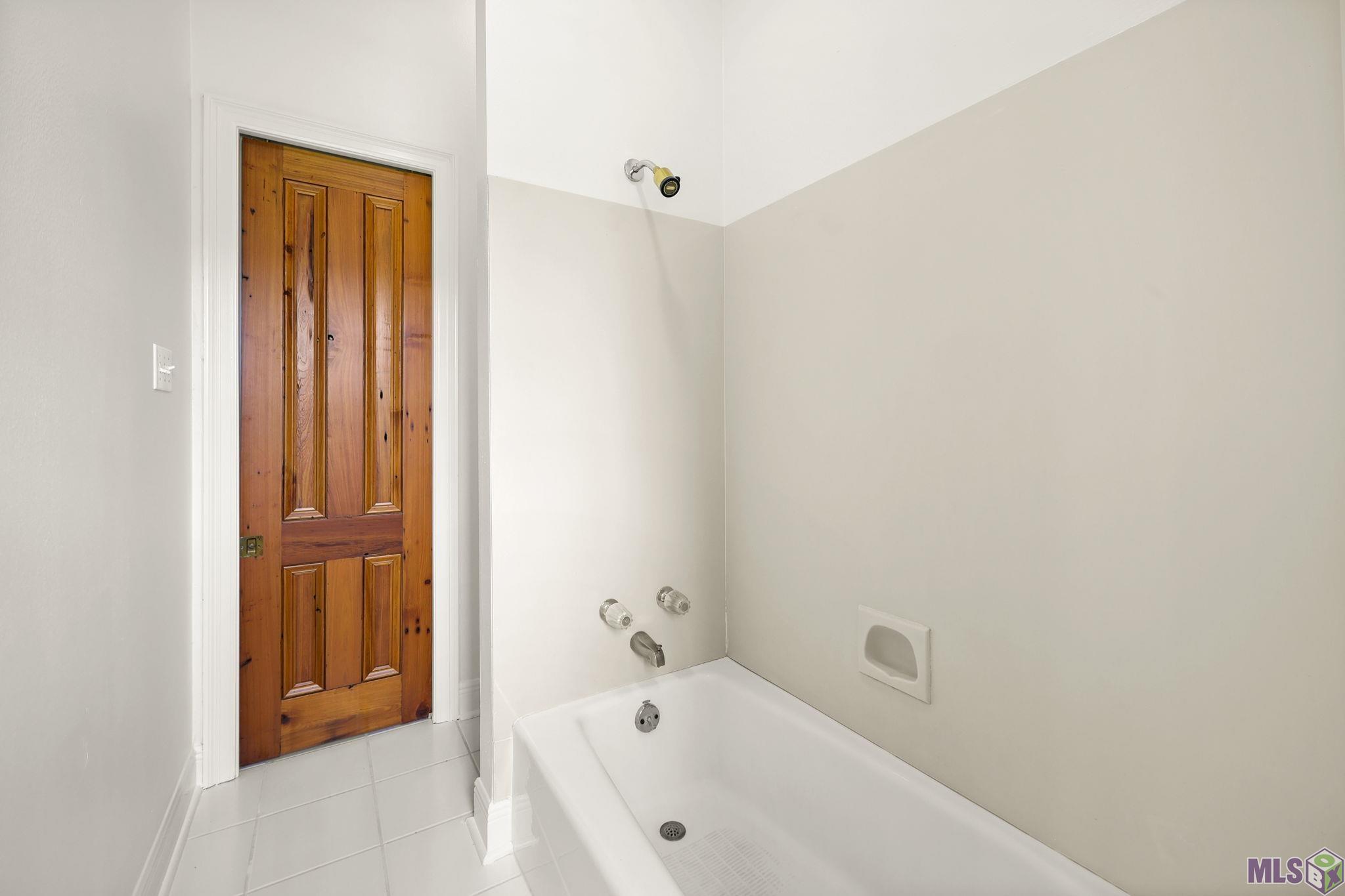 5515 North Pointer Court Baton Rouge, LA 70808 - Photo 31 of 47 Jack & Jill Bathroom