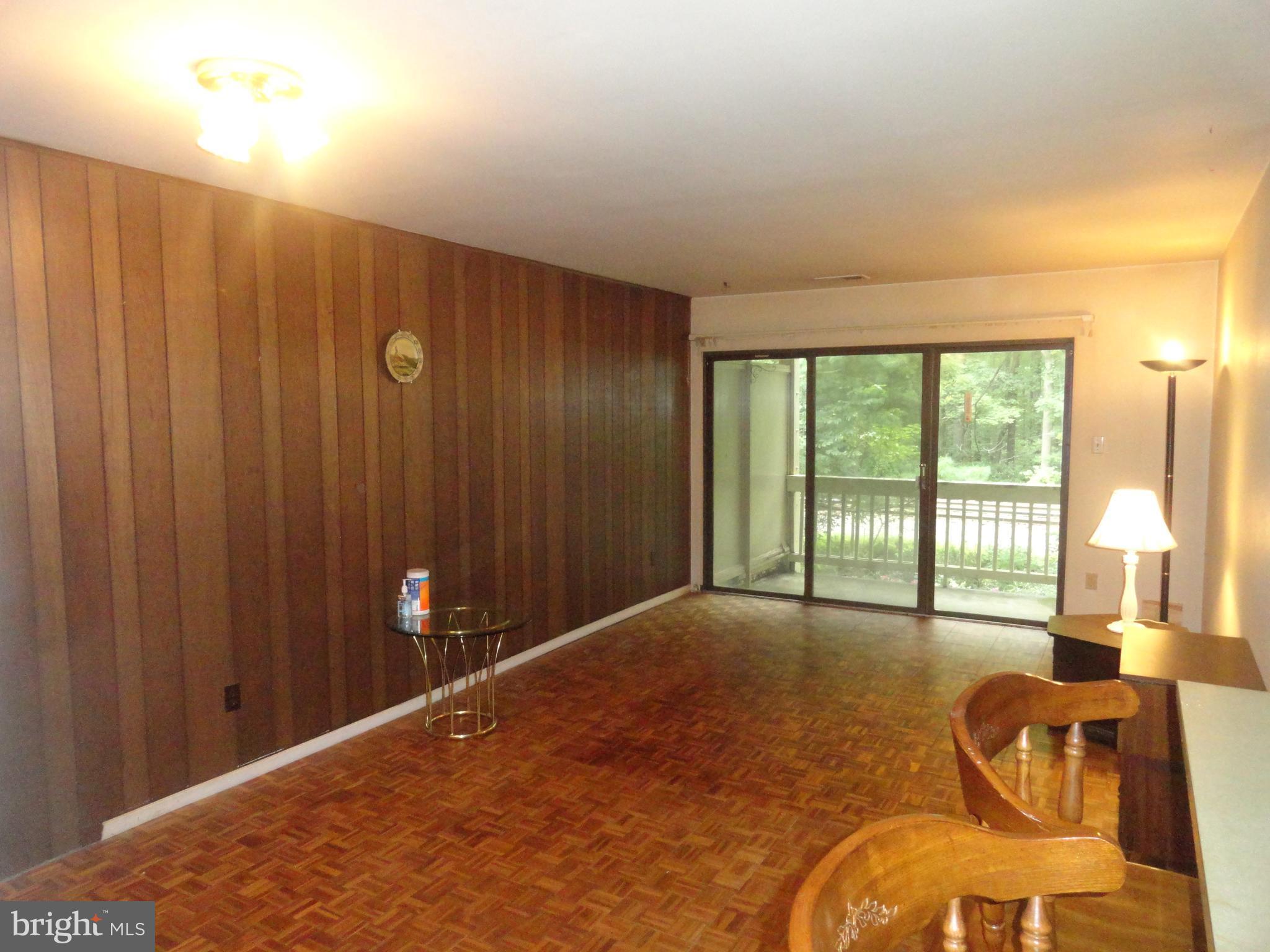 5804 Royal Ridge Drive, Unit P Springfield, VA 22152 - Photo 3 of 30 Living Room