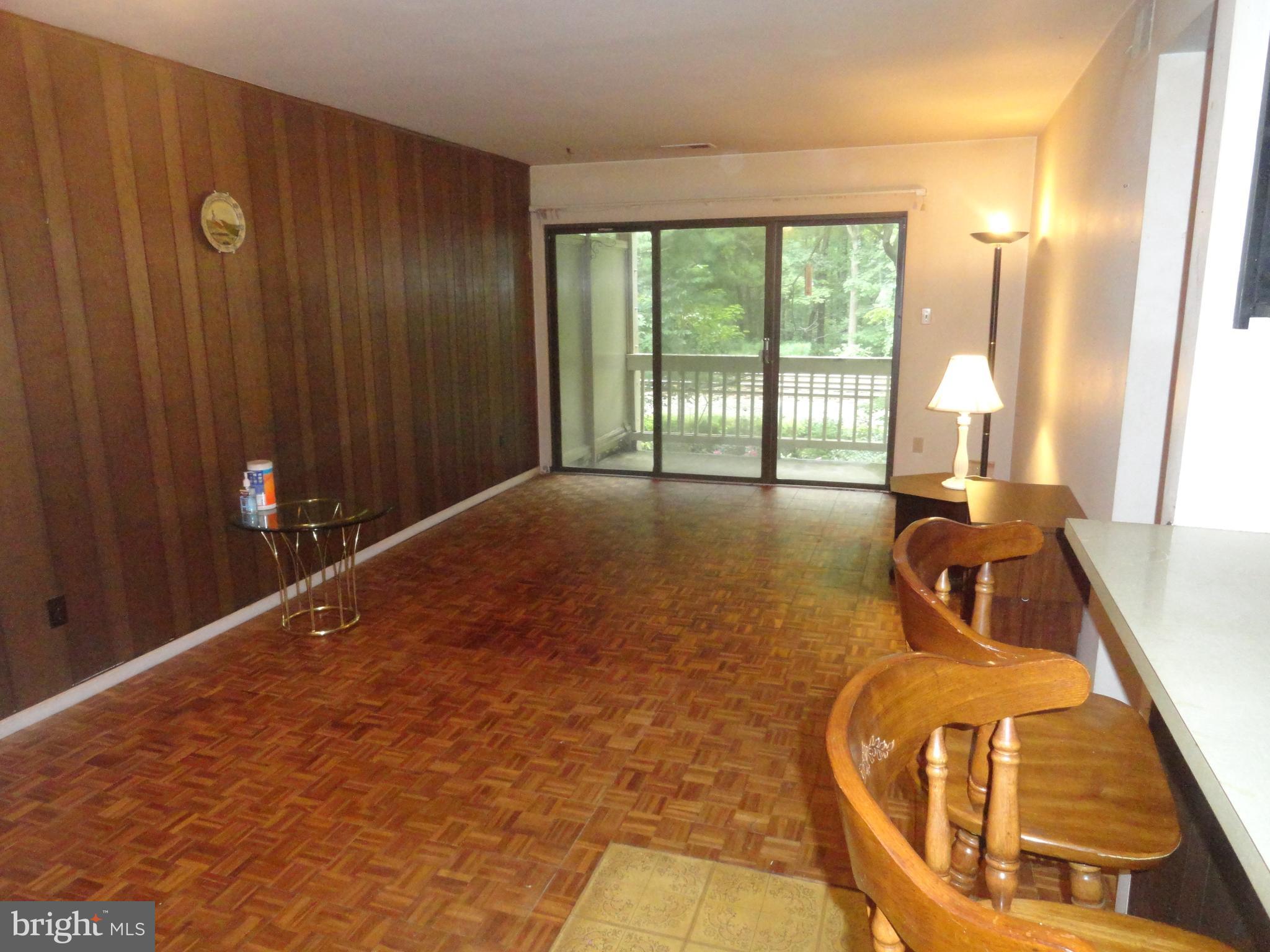 5804 Royal Ridge Drive, Unit P Springfield, VA 22152 - Photo 4 of 30 Living Room
