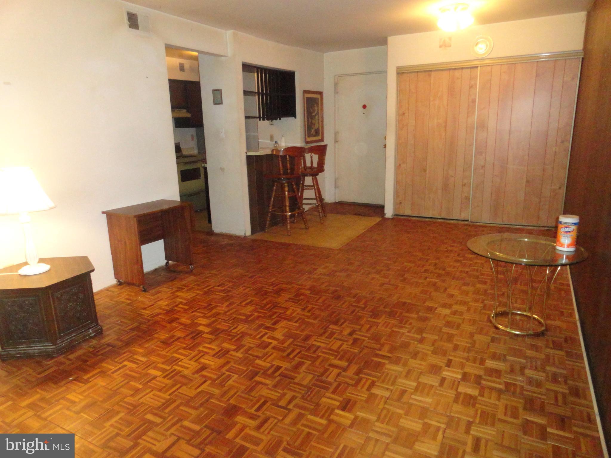 5804 Royal Ridge Drive, Unit P Springfield, VA 22152 - Photo 5 of 30 Living Room