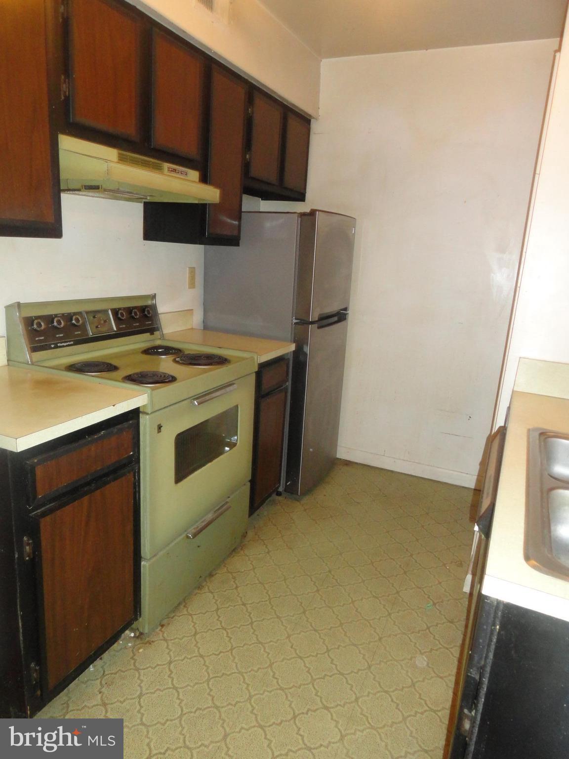 5804 Royal Ridge Drive, Unit P Springfield, VA 22152 - Photo 8 of 30 Kitchen