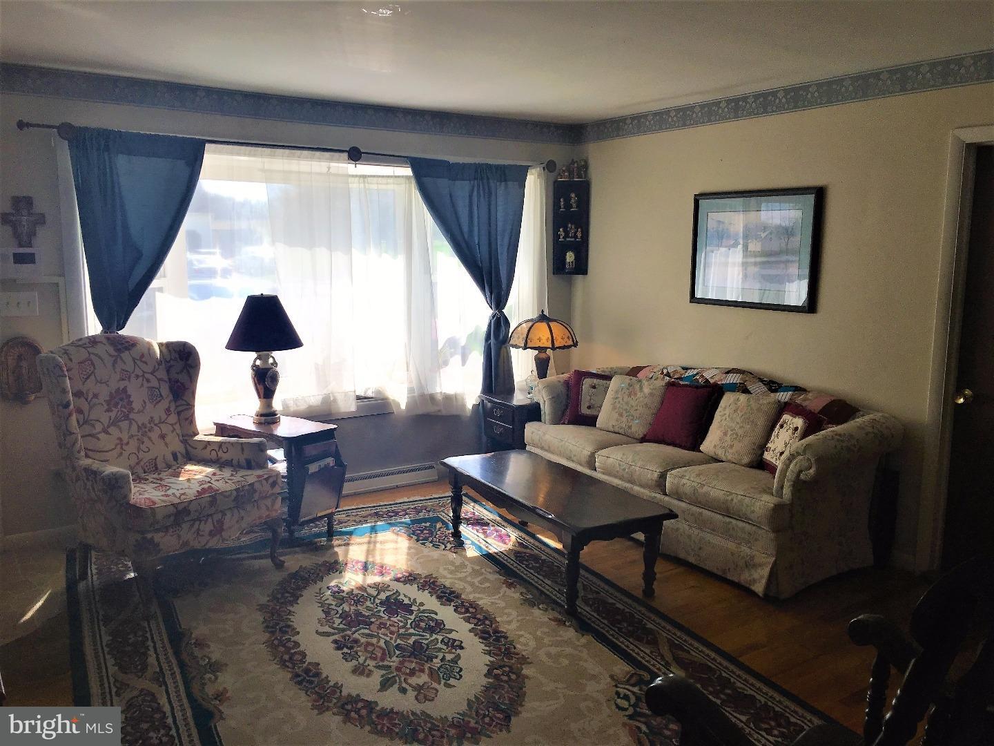 25 Hoover Road Lancaster, PA 17603 - Photo 3 of 14 Living Room