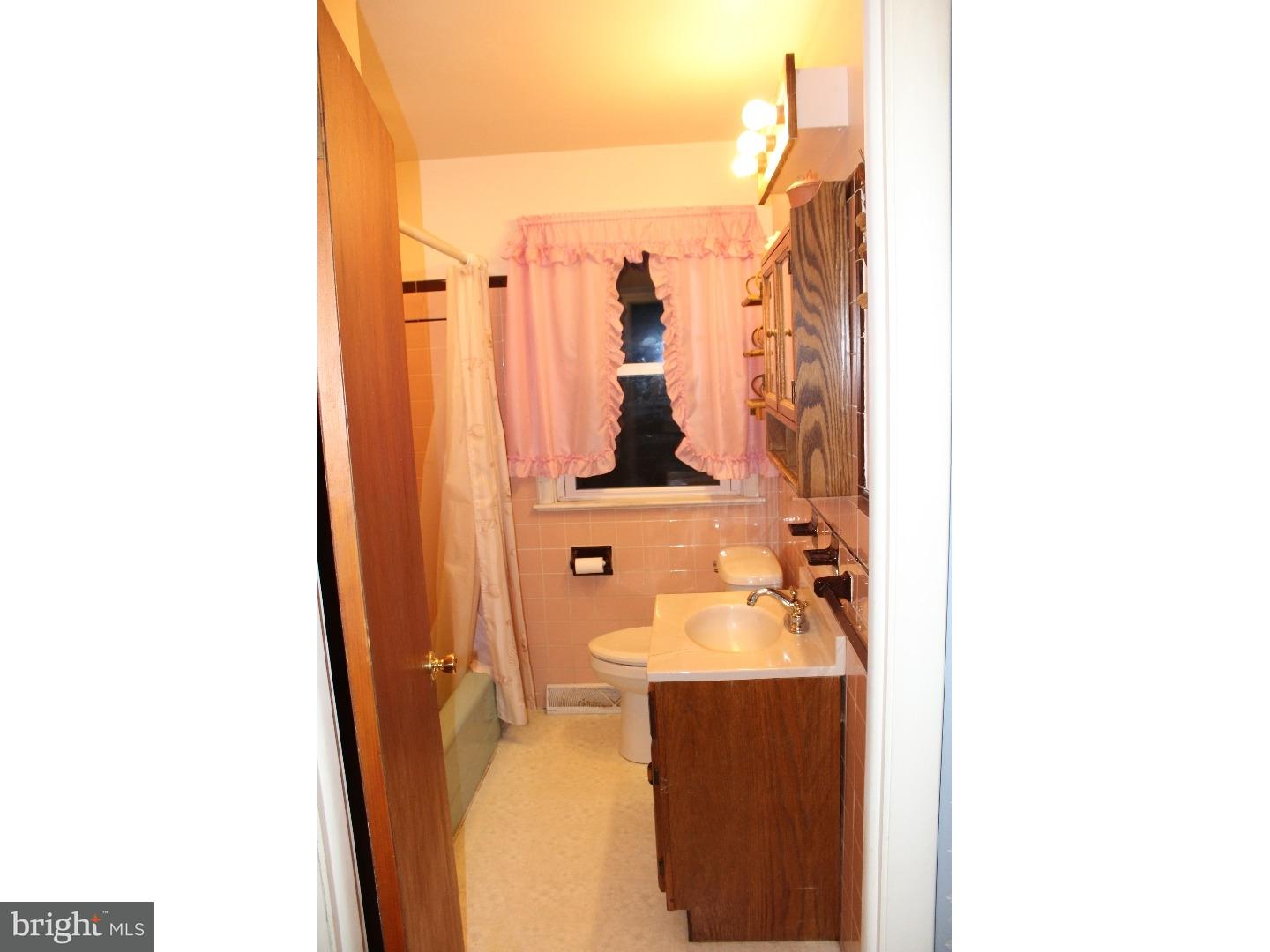25 Hoover Road Lancaster, PA 17603 - Photo 6 of 14 Bathroom