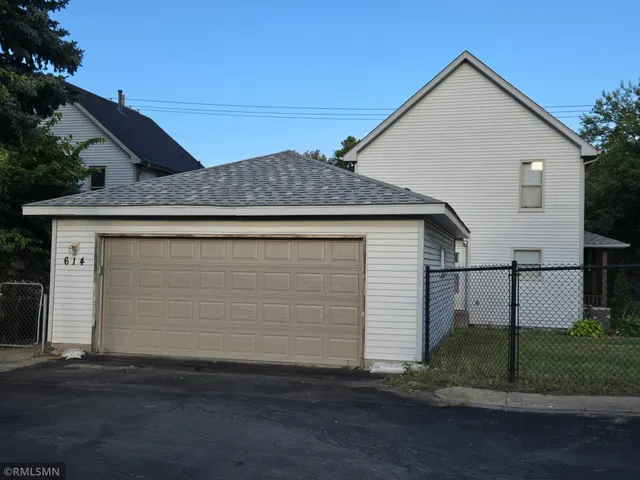 $2,700 | 614 19th Avenue South, Minneapolis, MN 55454