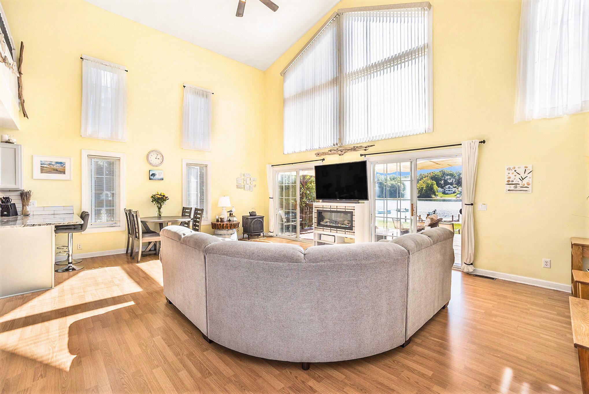 1479 North Cedar Lane Road Scottville, MI 49454 - Photo 9 of 34 Living Room