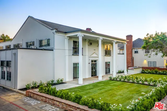 a view of a yard in front of house