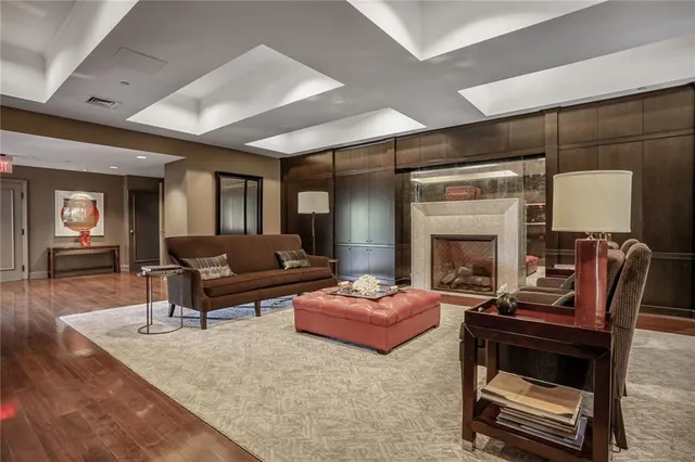 $750,000 | 433 Ward Parkway, Unit 1S, Kansas City, MO 64112