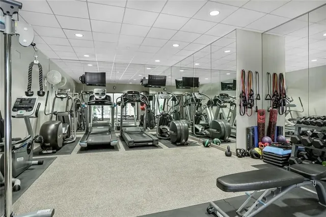 $750,000 | 433 Ward Parkway, Unit 1S, Kansas City, MO 64112