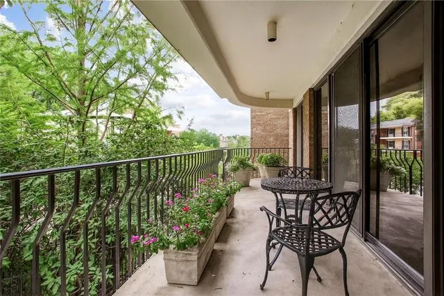 $750,000 | 433 Ward Parkway, Unit 1S, Kansas City, MO 64112