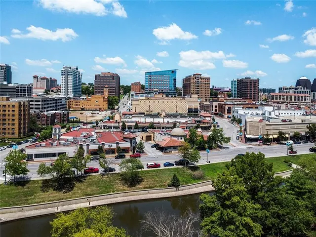 $750,000 | 433 Ward Parkway, Unit 1S, Kansas City, MO 64112