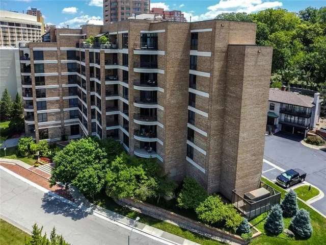 $750,000 | 433 Ward Parkway, Unit 1S, Kansas City, MO 64112