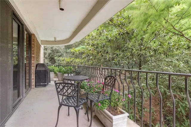 $750,000 | 433 Ward Parkway, Unit 1S, Kansas City, MO 64112