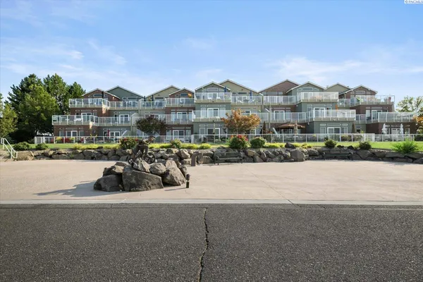$995,000 | 386 Columbia Point Drive, Unit 202, Richland, WA 99352