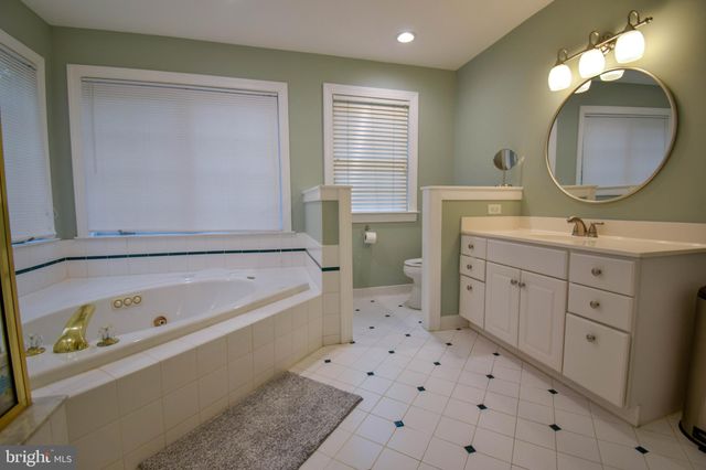 a view of livingroom with furniture