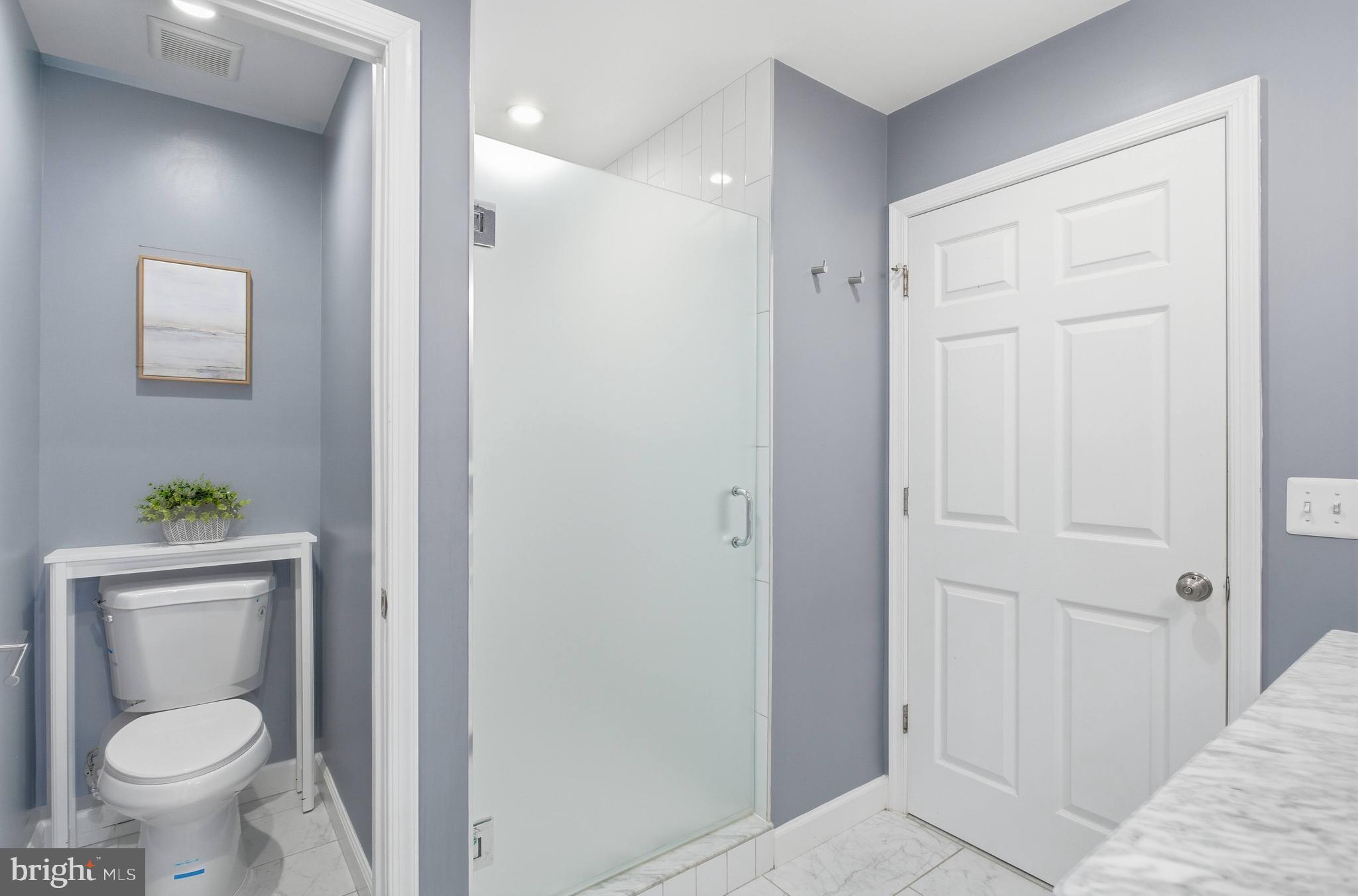 6924 Fairfax Drive, Unit 122 Arlington, VA 22213 - Photo 17 of 30 a bathroom with a toilet and a sink