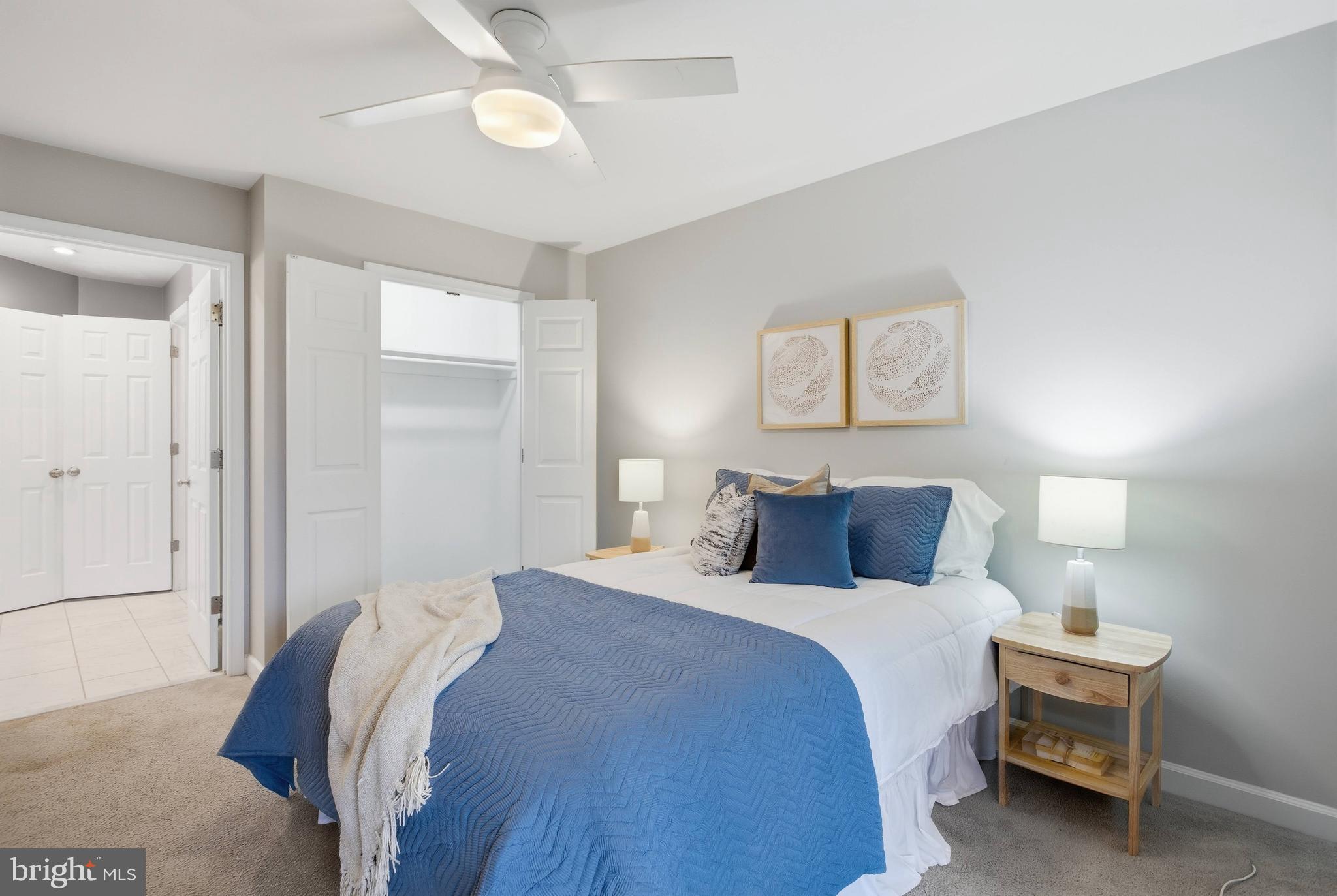 6924 Fairfax Drive, Unit 122 Arlington, VA 22213 - Photo 19 of 30 a bedroom with a bed and a lamp