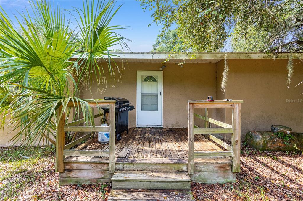 15120 Northeast 35th Avenue Road Citra, FL 32113 - Photo 27 of 34 a backyard of a house with seating space