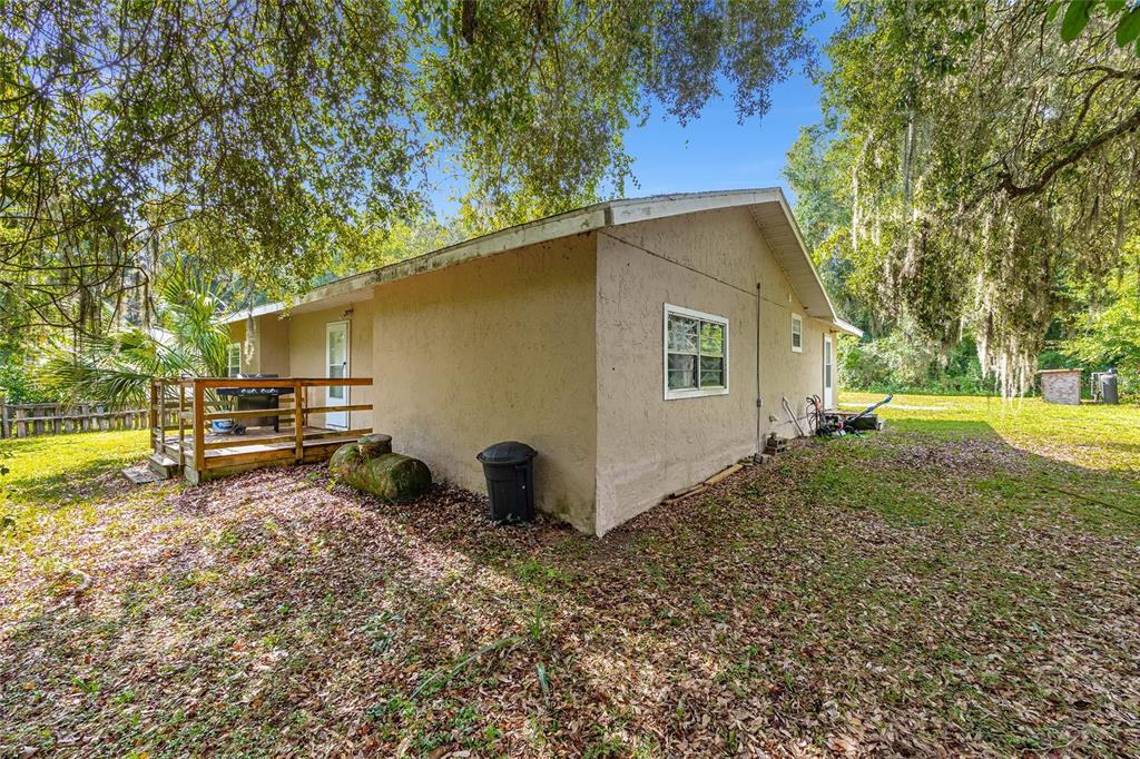 15120 Northeast 35th Avenue Road Citra, FL 32113 - Photo 29 of 34 a backyard of a house with bicycles parked and large trees