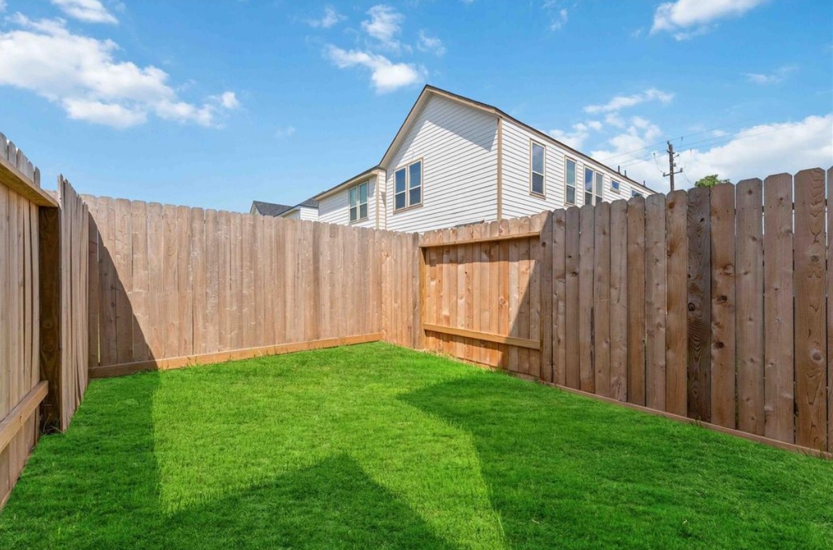 8023 Cora Street, Unit B Houston, TX 77088 - Photo 19 of 21 Private yard