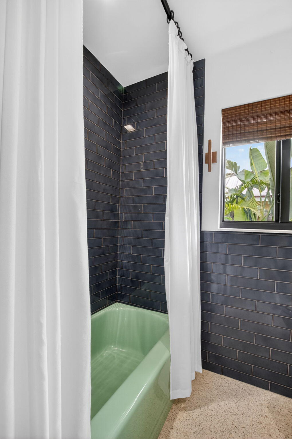 450 Southwest 12th Terrace Boca Raton, FL 33486 - Photo 28 of 55 Guest Bath Tub