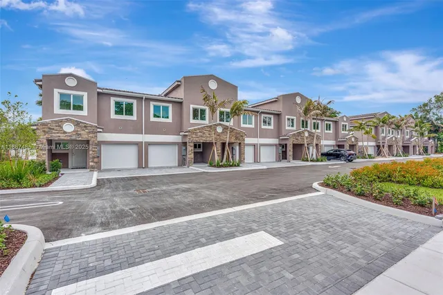 $646,000 | 1559 Northwest 94th Way, Unit 8, Coral Springs, FL 33071