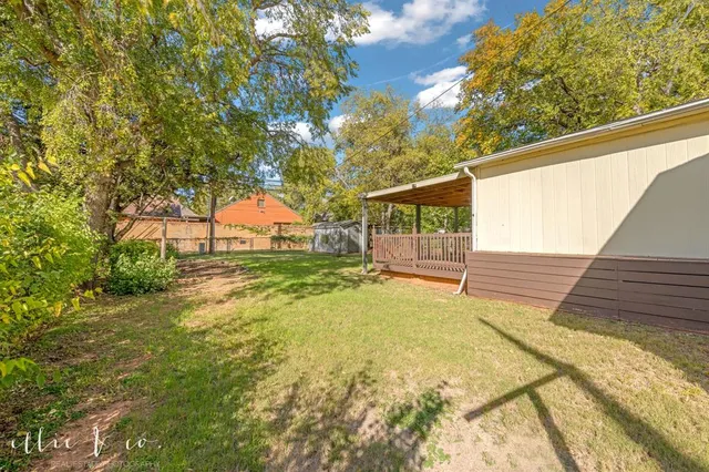 a view of a backyard