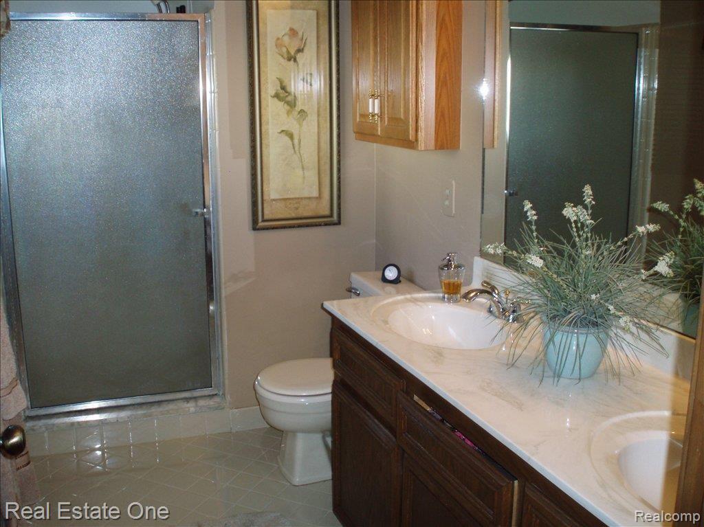 672 Sunlight Drive Rochester, MI 48309 - Photo 17 of 21 Master Bath