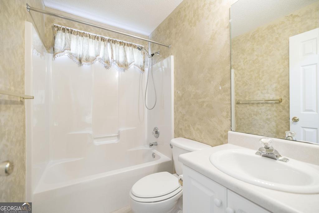 209 Mossy Ridge Warner Robins, GA 31088 - Photo 20 of 38 a bathroom with a sink toilet and shower