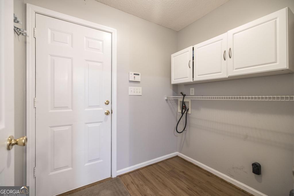 209 Mossy Ridge Warner Robins, GA 31088 - Photo 26 of 38 a bathroom with a granite countertop window